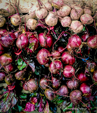 a pile of beets on the ground next to each other